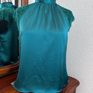 Nicole Miller Deep Green Top with Lace at the shoulder. Size M. NwtgS.